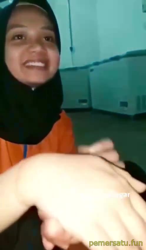 P1 Karyawati Hijab Penurut Sepong Kontol Hitam