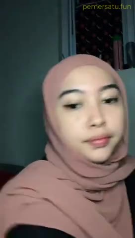 Thumbnail untuk Jilbab Mulus Bening Memek Becek Dicolok Sendiri 5