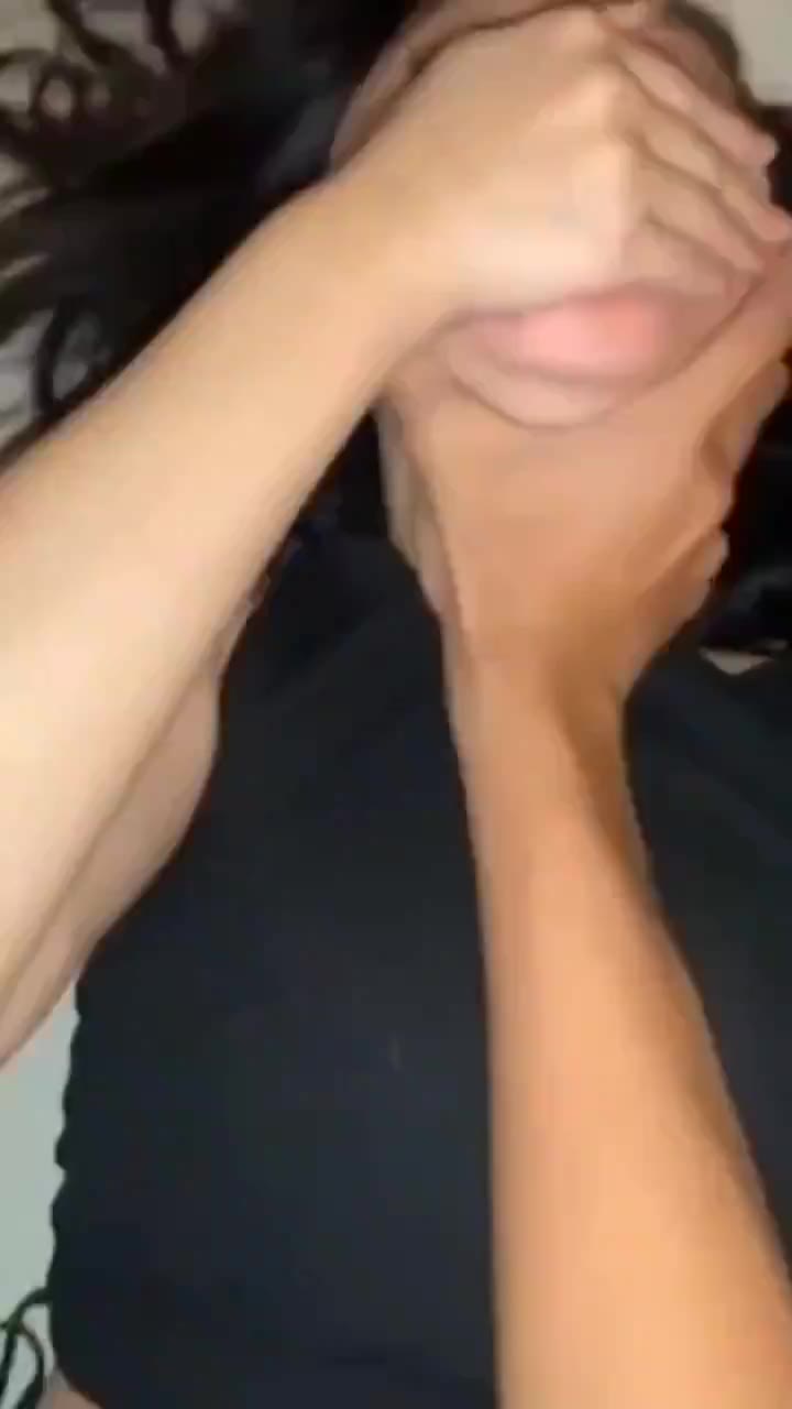 Melek Keenakan Sampai Merem