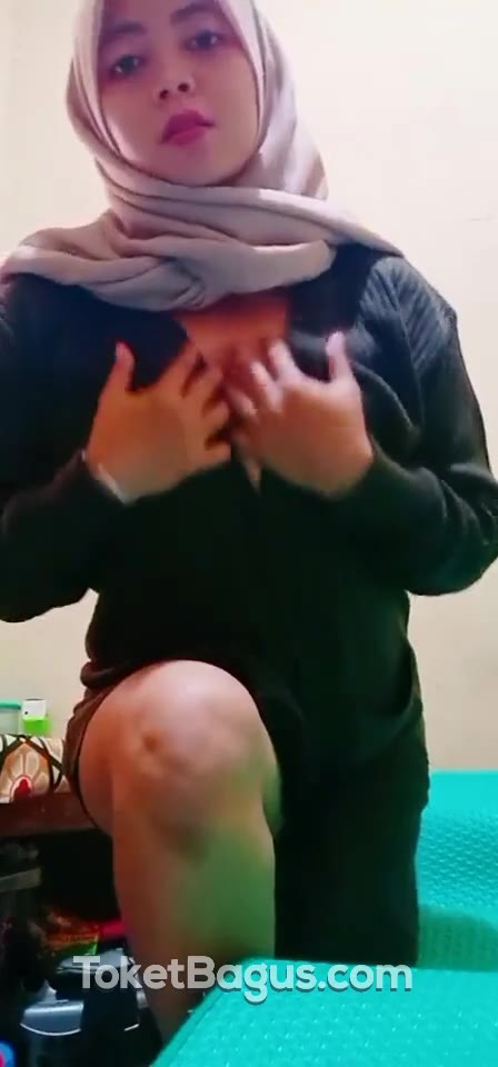 Thumbnail untuk Jilbab Sange Pamer Toket Montok Bokepsin Bokep Full