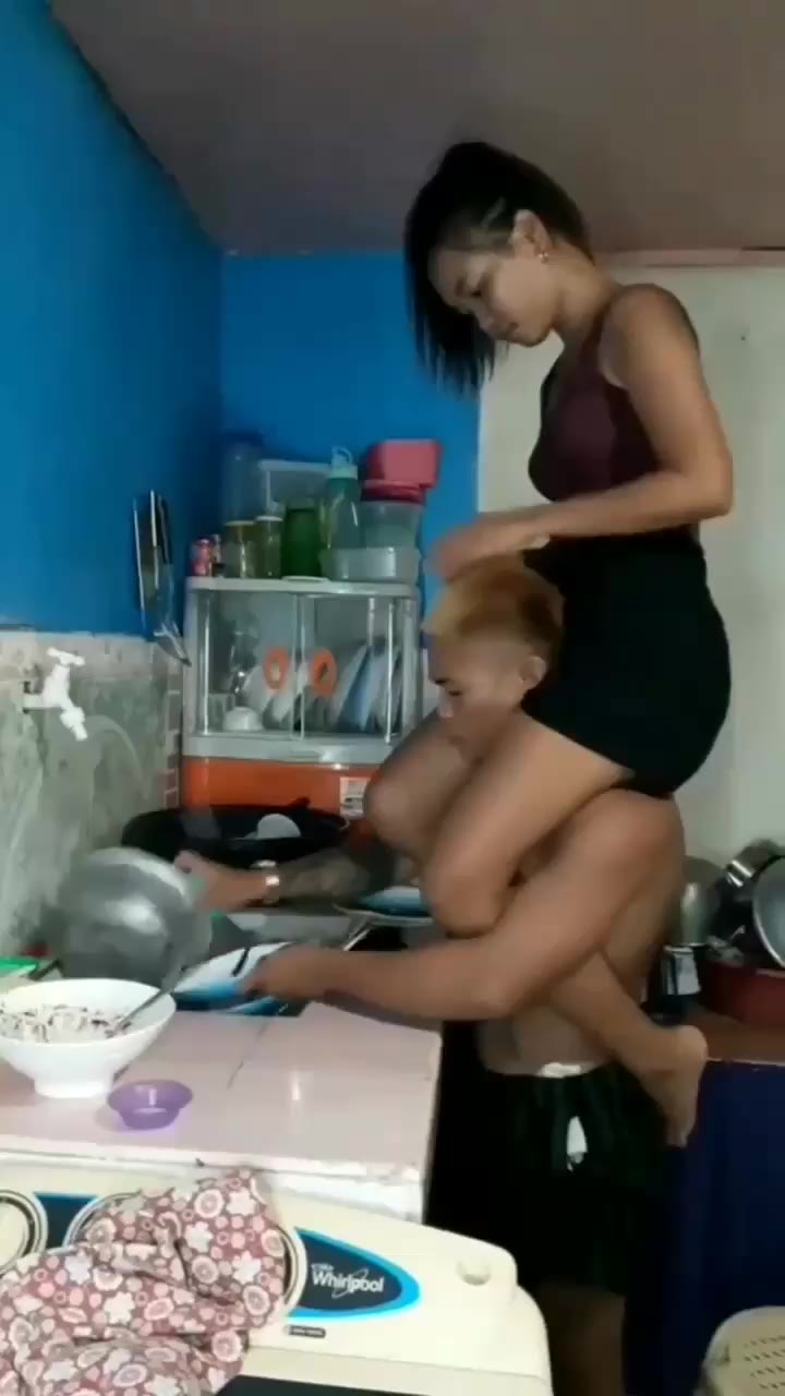 Copy-merged-1680532665279 Sambil Buang Air Besar Di Wc Masih Aja Ditemenin -