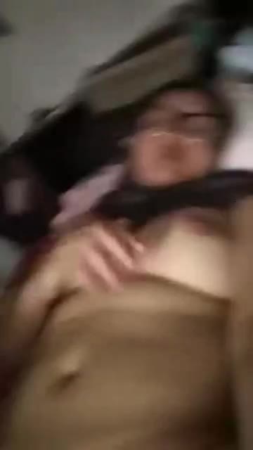 Thumbnail untuk Cewek Berjilbab Mainan Payudara Dan Meki Sambil Selfie