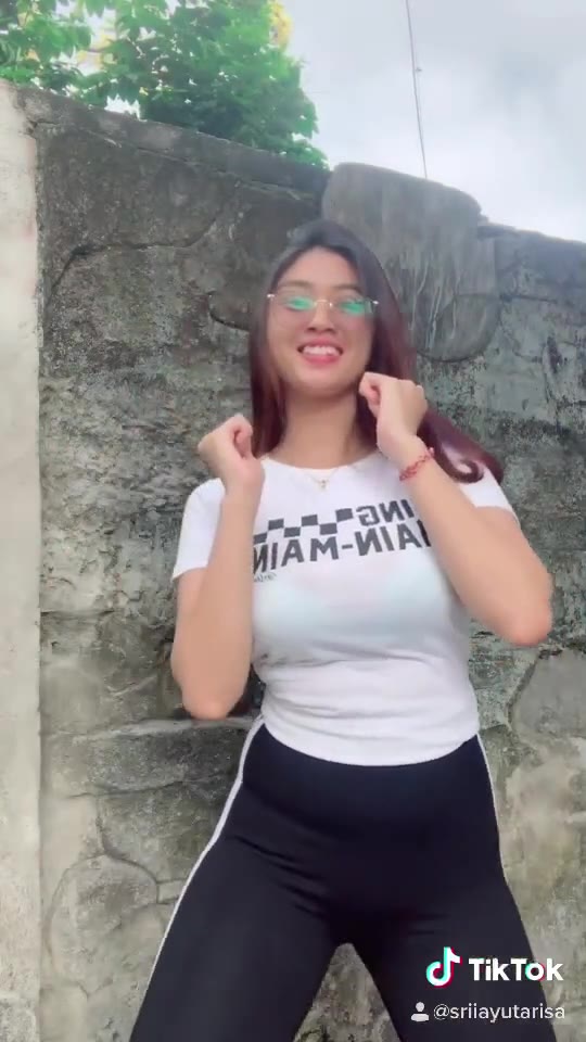 P15 SRI AYU TARISA GADIS BALI VIRAL PEMERSATU DOT FUN