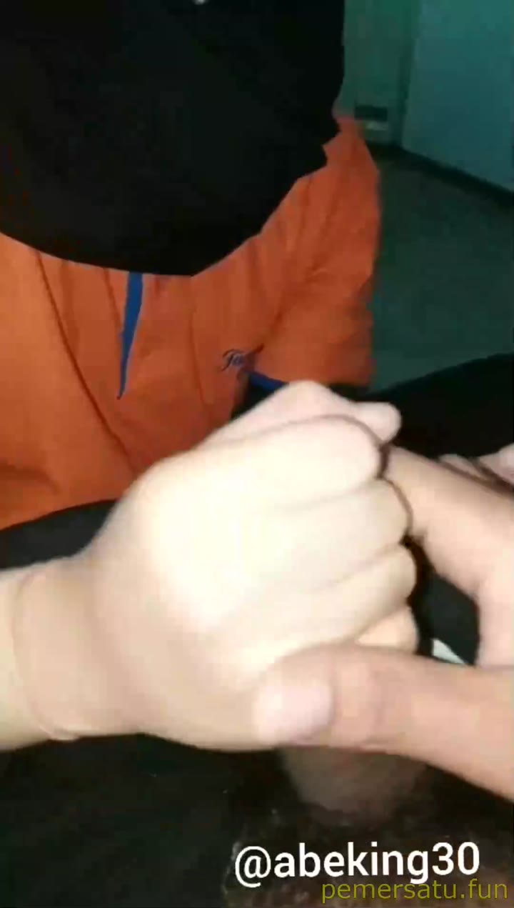P8 Karyawati Hijab Penurut Sepong Kontol Hitam