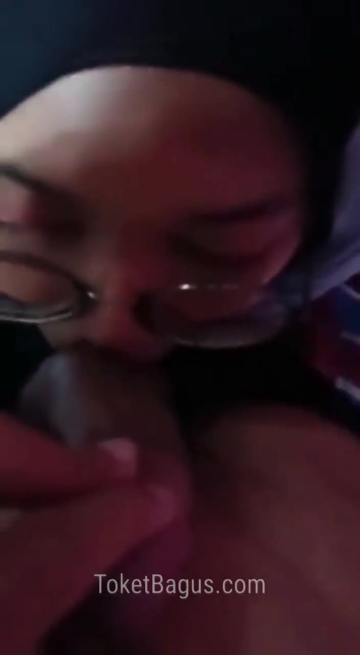 Thumbnail untuk Jilbab Kaca Mata Sepong Kontol Folder Video colmek