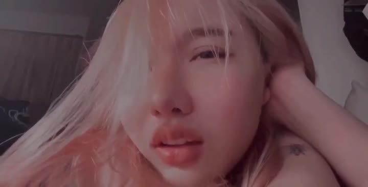 Thumbnail untuk Desahan Wanita Cantik Berambut Pirang Pink Kena Doggystyle