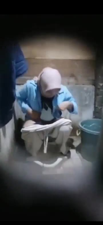 Thumbnail untuk Bokep Ngintip Jilbab Abg Kencing 4 Vidio viral