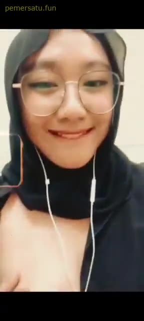 Payudara Jilbab Kacamata Cantik Jilat