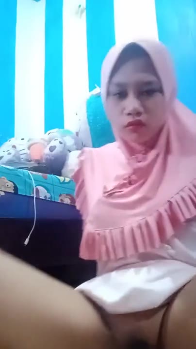 - Cewek Desa Hijab Narsis Colmek Di Kamar