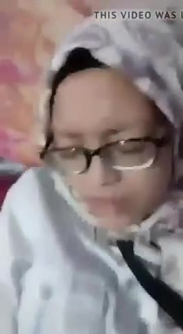 Thumbnail untuk Cewek Jilbab Kaca Mata Kesakitan Ngewe Telegram Doodstream
