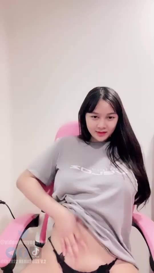 2 Host Cantik