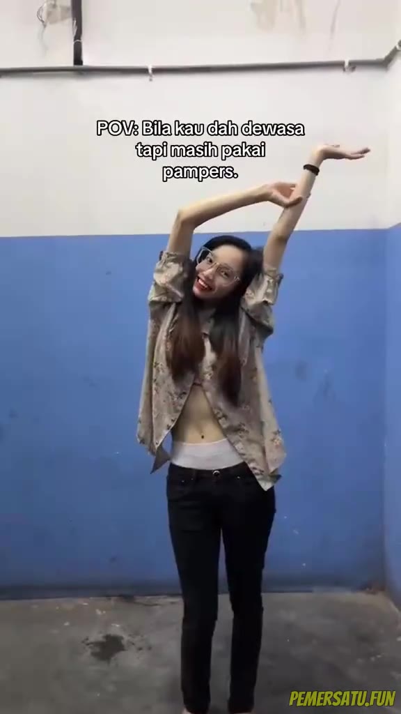 Lelaki Kacamata Tiktokan Bahas