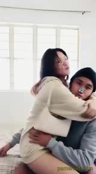 P31 Roselle Kalau Sange Suka Remas Toket Biar Gede