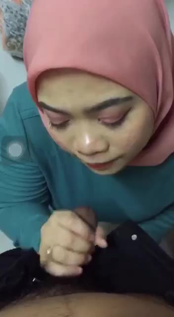 Ipar Jilbab Pink Maksa Mau Nyepong Kontol Kakak