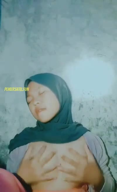 Diremas Jilbab Toket Kecil Siap