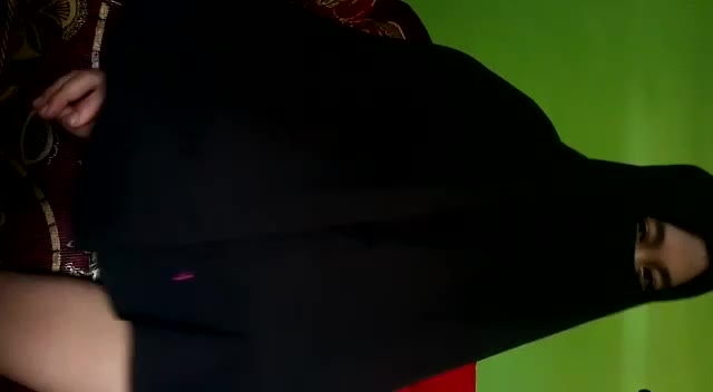 Gadis jilbab hitam ngocok memek
