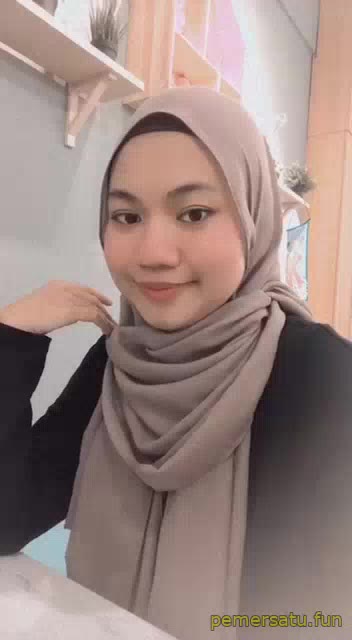 P38 Arinah Jilbab Binal Suka Bikin Status IG