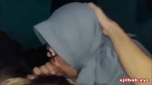 Thumbnail untuk Hijaber Berkacamata Jago Banget Menghisap Kontol Xjilbab Video