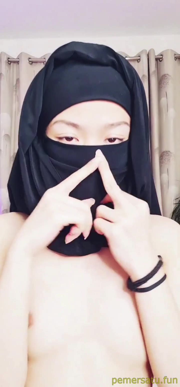 Thumbnail untuk Jilbab Bugil Buka Hijab Rambutnya Pirang 3 Video