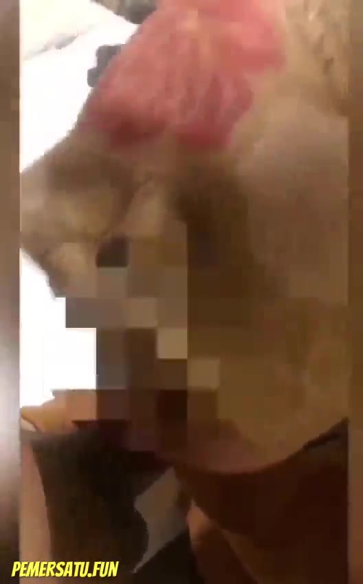 Bos Istri Orang Seorang Karyawan Melayani