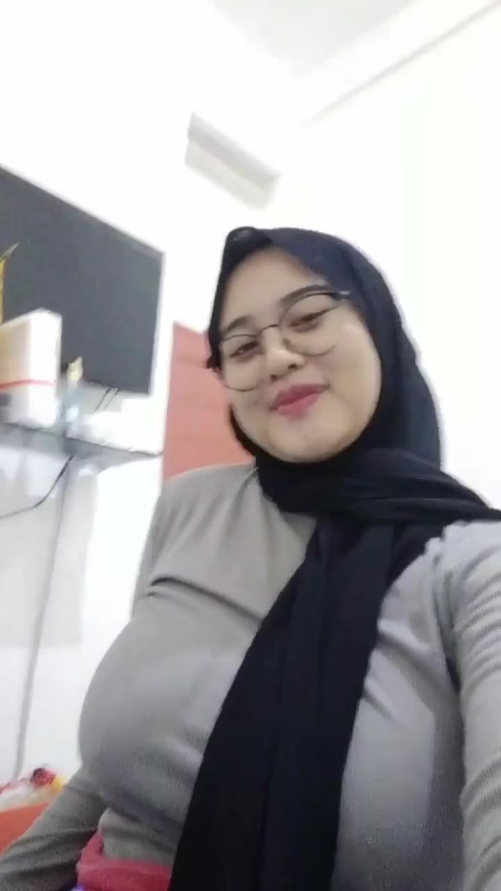 Thumbnail untuk Acha Pakai Jilbab Toket Gede Montok Terupdate Streaming
