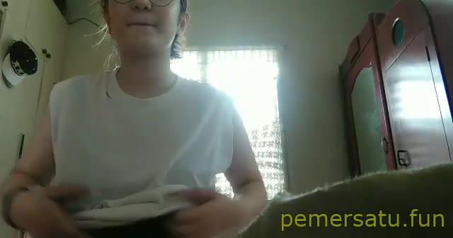 P56 Anna Kristina Ylaya Tobrut Kacamata Mov