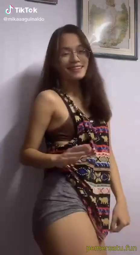 P2 Juli Agustina Kacamata Murah Senyum