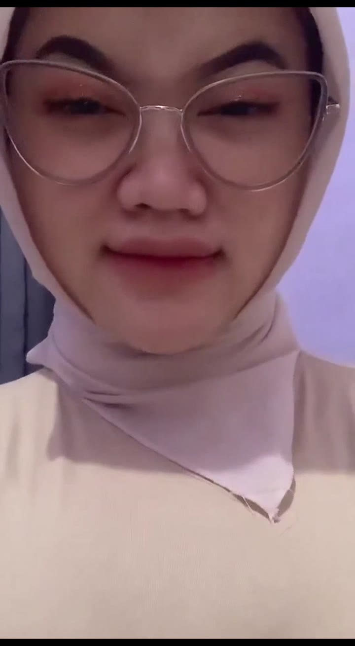 Thumbnail untuk Seleb Tiktok Akira Hijab Nunjukin Ttnya Di Video