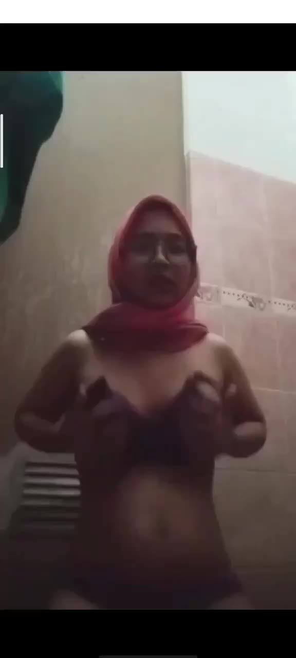 2 Jilbab Pink Kacamata Menikmati Remas Toket