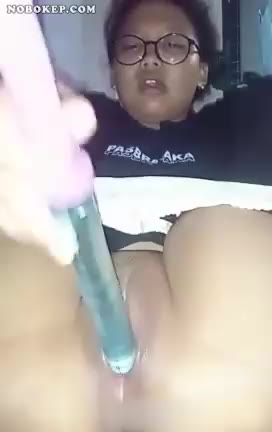 Thumbnail untuk Bokep Indo Syafira Bocil Kacamata Colmek Barbar Video