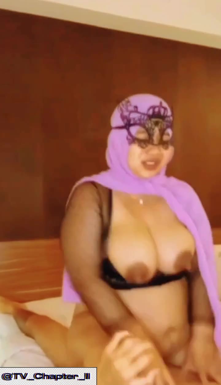 Berjilbab Bikin Konten Dengan MILF Busui Chubby Hot