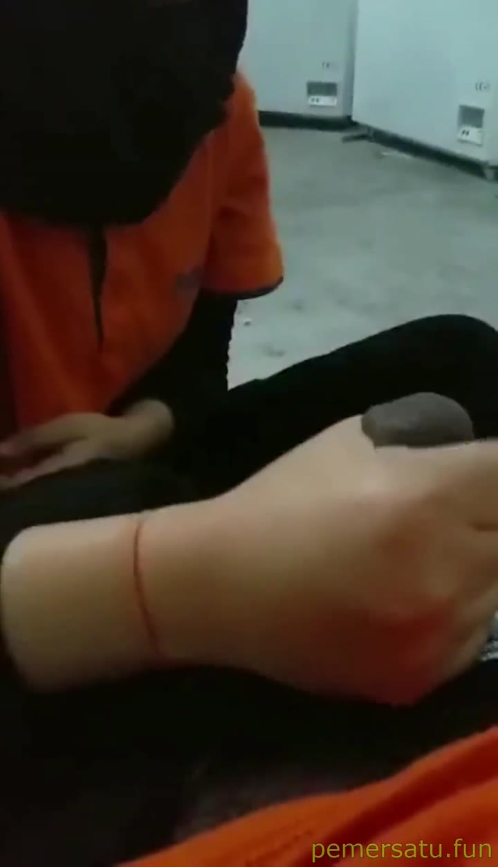 P6 Hijab Hitam 19yo Sepong Kontol Tanpa Sunat