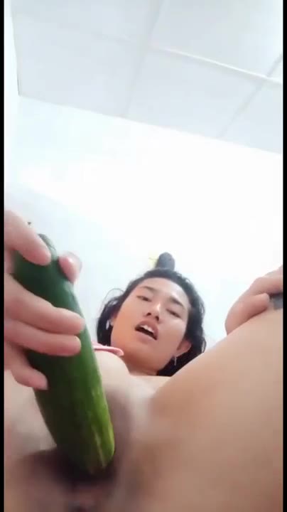 Thumbnail untuk Tante Aglo Ngocok Memek Dengan Timun Sampe Croot