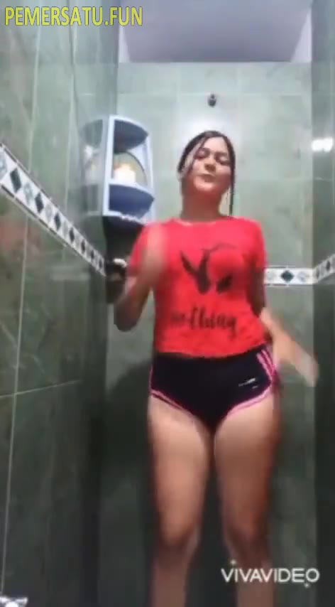 (new) Abg Baju Merah Omek Sedap Di Kamar Mandi