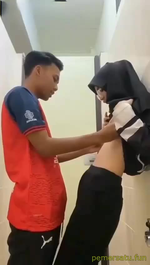 P1 Hijab Di Toilet Dikasih Kontol