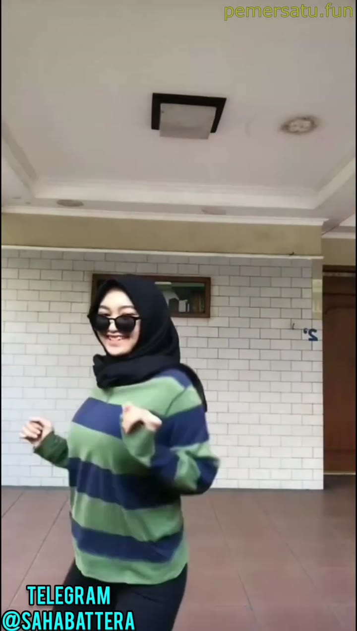 Licin Jilbab Goyang