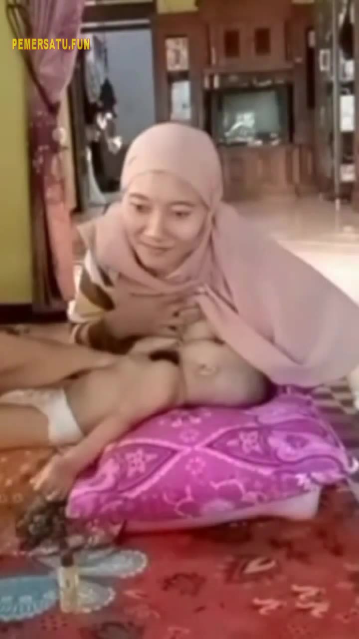 Anak Mama Muda Cantik Jilbab Menyusui