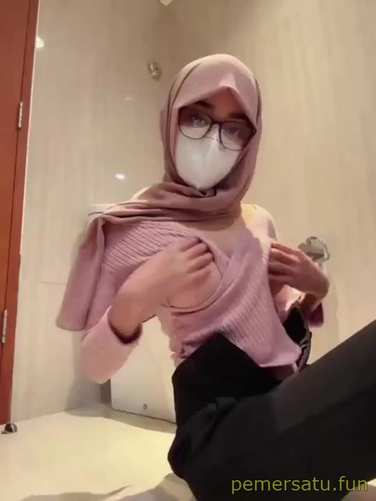 1 Safira Mahasiswi JiLbab Cantik Pamer OnderdiL