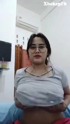 Thumbnail untuk Bokep Abg Kacamata Pamer Susu Gede Montok Xbokepfb