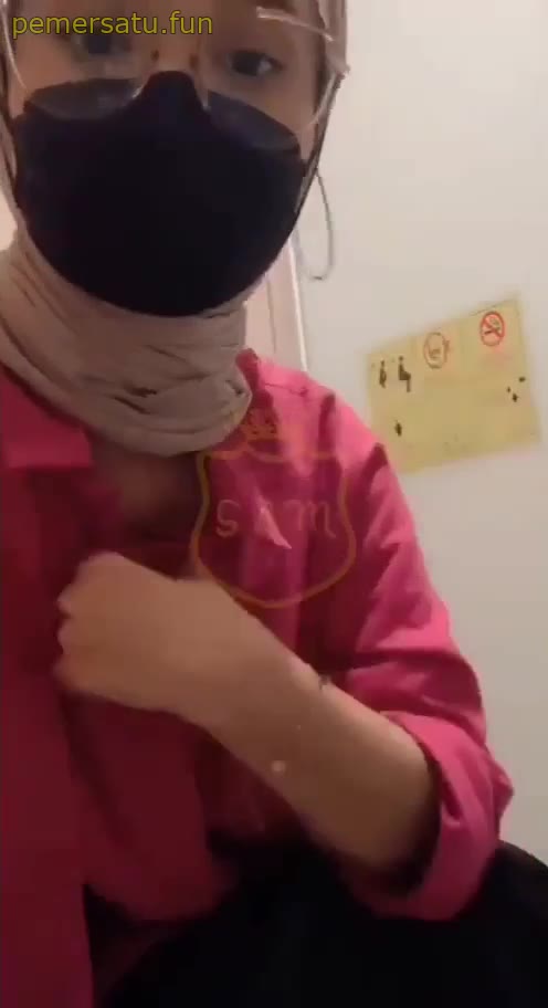 P1 Jilbab Kacamata Di Kamar Mandi Spil Harta Karun