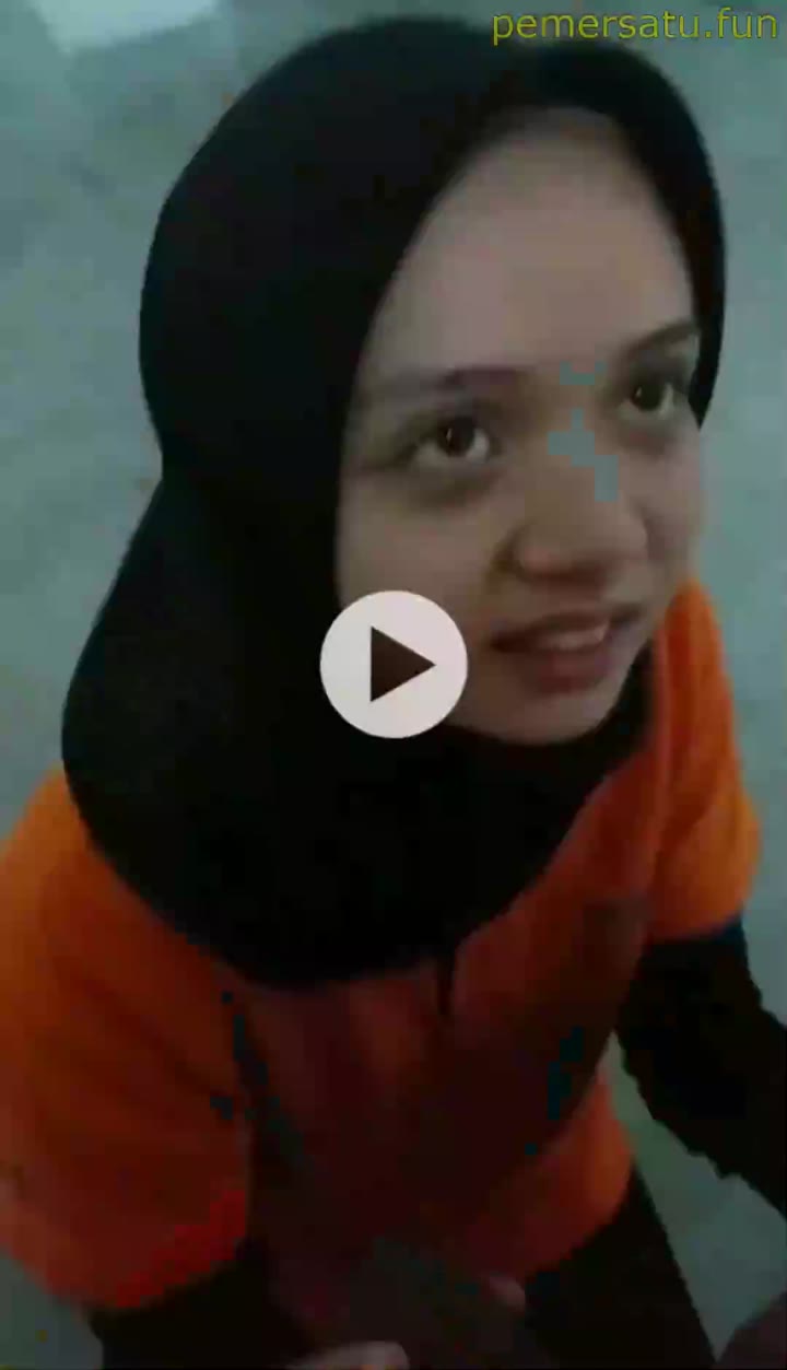 P3 Karyawati Hijab Penurut Sepong Kontol Hitam