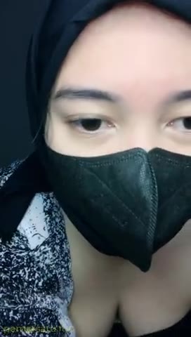 Thumbnail untuk Jilbab Cantik Mulus Putih Colok Memek Sempit Doostream