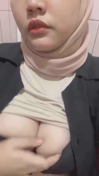 Toilet Ang Jilbab Gemoy Tiba Tiba Pamer Tetek Di