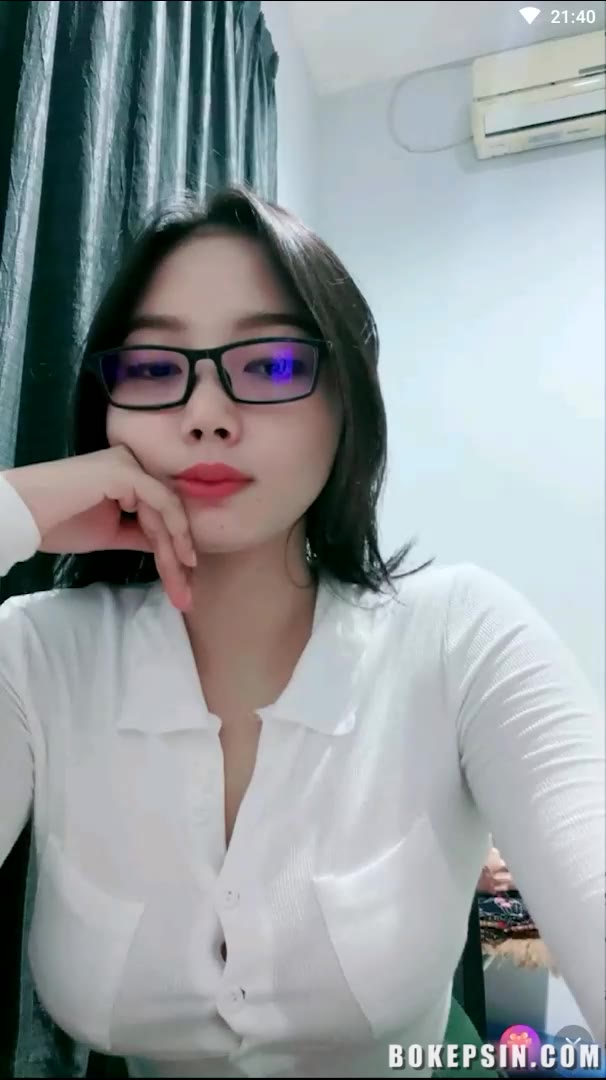 PlayBokep -X- Julia Lea Kemeja Menonjol Ketat -