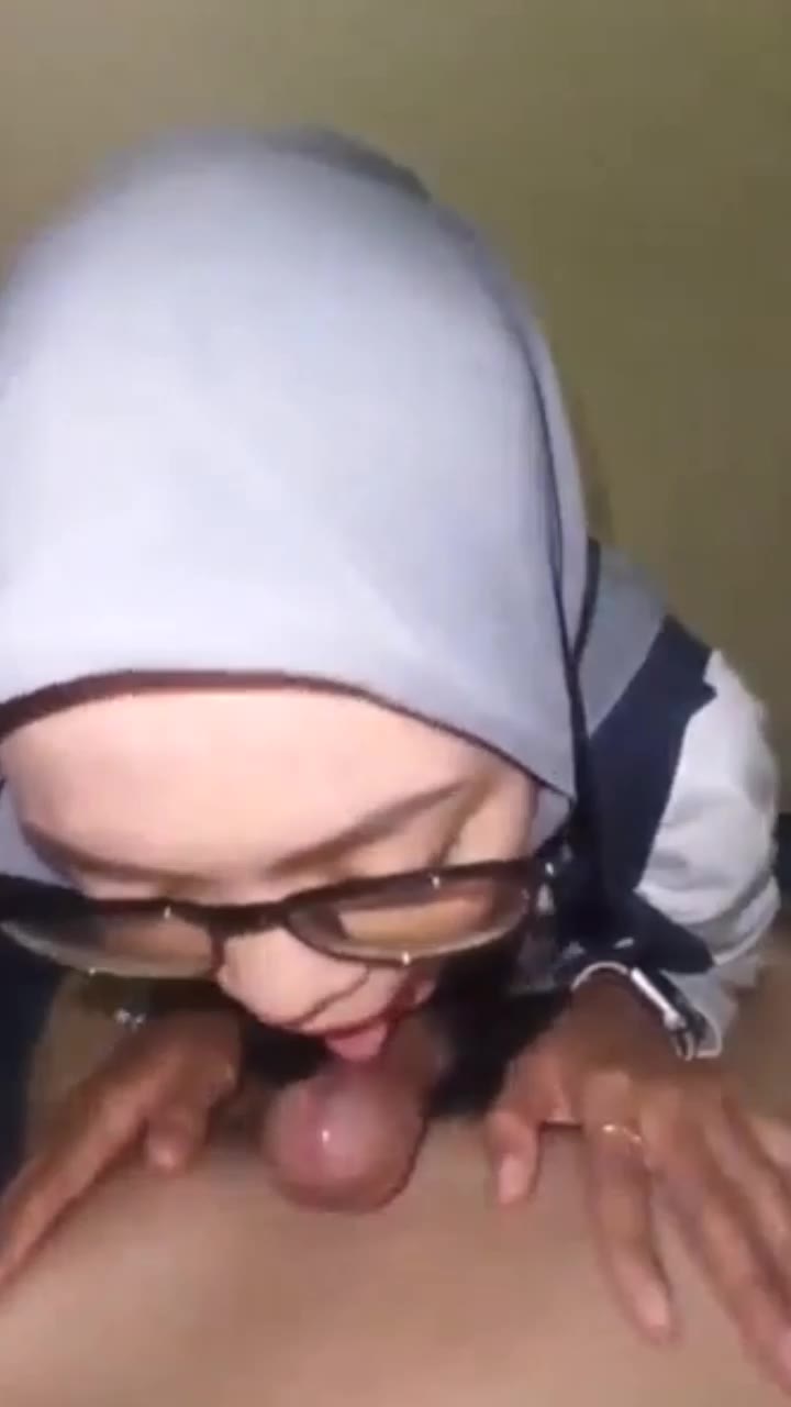 Thumbnail untuk Jilbab Kacamata Nyepongin Pacar Di Hotel Video Simontok