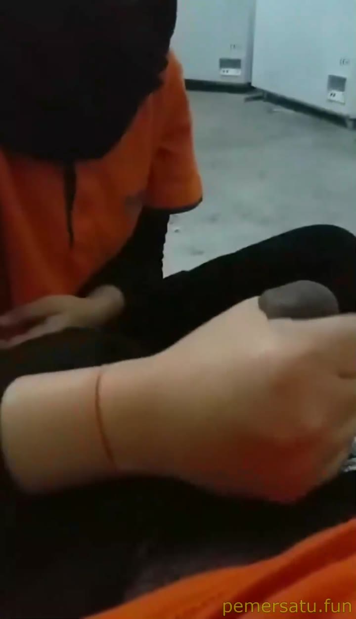 P6 Karyawati Hijab Penurut Sepong Kontol Hitam