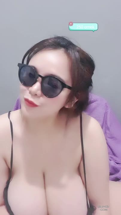 Cantik Tobrut Kacamata Hitam
