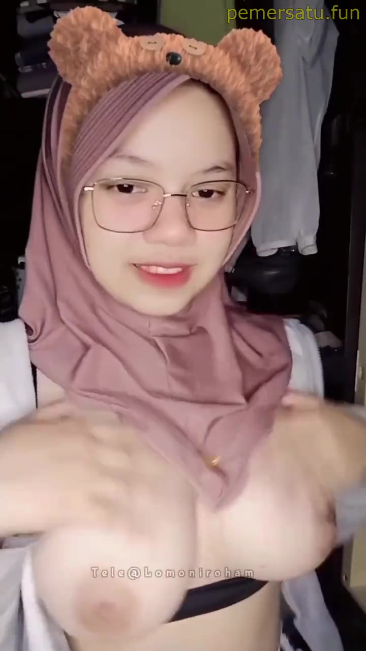 P1 Jilbab Kacamata Lucu Imut 18yo Putih Mulus Tobrut