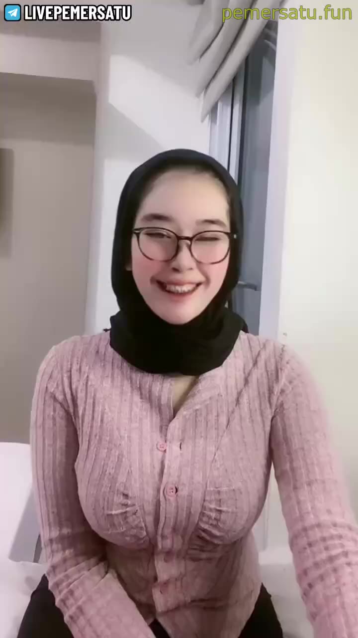 P2 Laura Hijab Colmek Kacamata Jilbab