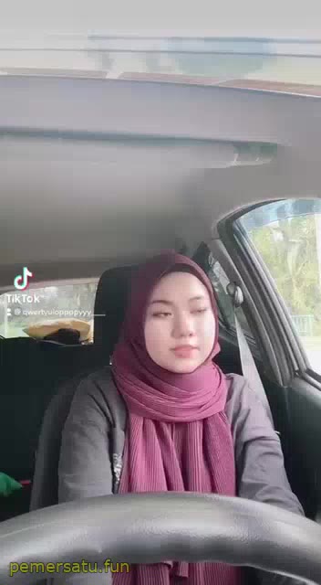 P17 Arinah Jilbab Binal Suka Bikin Status IG